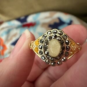 Ladies gold toned fashion ring vintage looking size 8 1/2